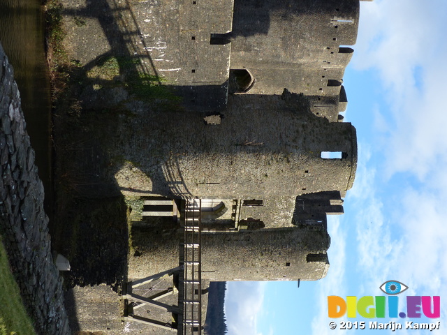 FZ011879 Caerphilly Castle bridge